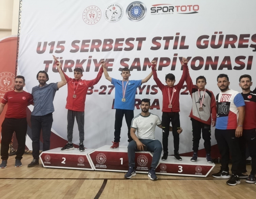 Bursa Büyükşehir Belediyesporlu güreşçi Emirhan Çetin Türkiye şampiyonu