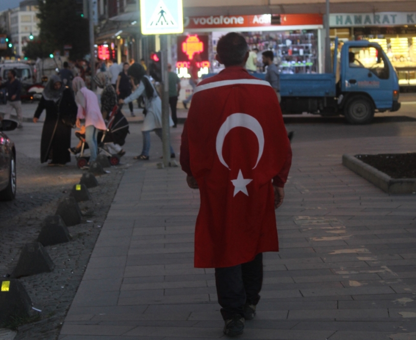 Darbecileri protesto ediyor: Şimdi Sakarya’da