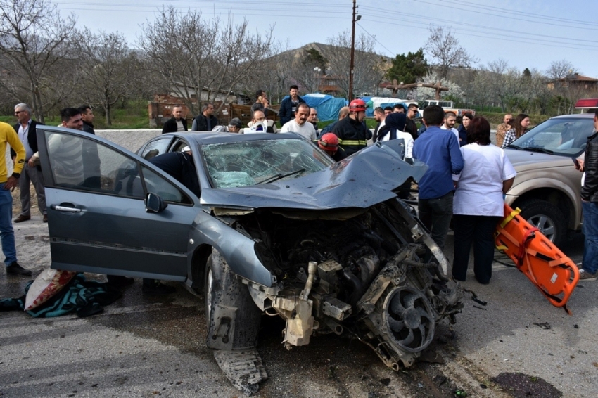 Kontrolden çıkan otomobil refüje çarptı: 1 ölü, 1 yaralı