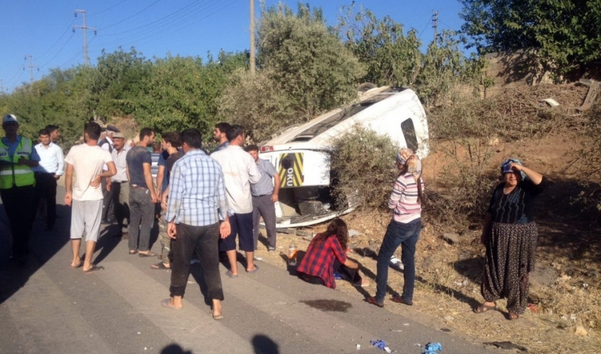 İşçileri taşıyan minibüs takla attı: 14 yaralı