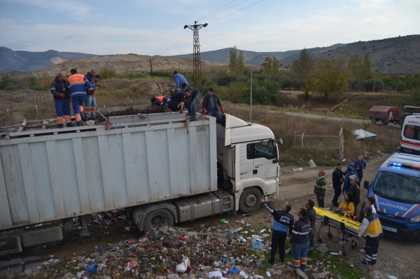 Çöp konteynerine düşen temizlik işçisi öldü