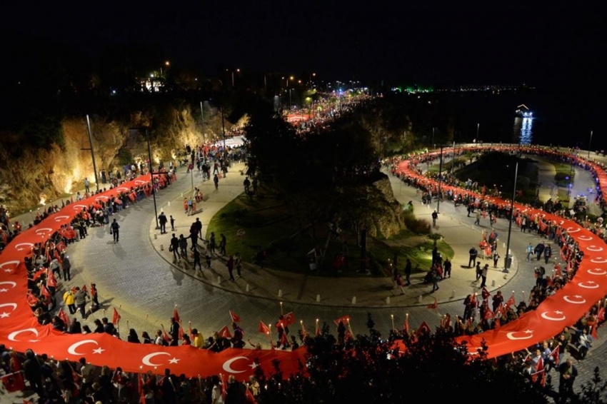 Antalya’da Cumhuriyet coşkusu meydanlara sığmadı