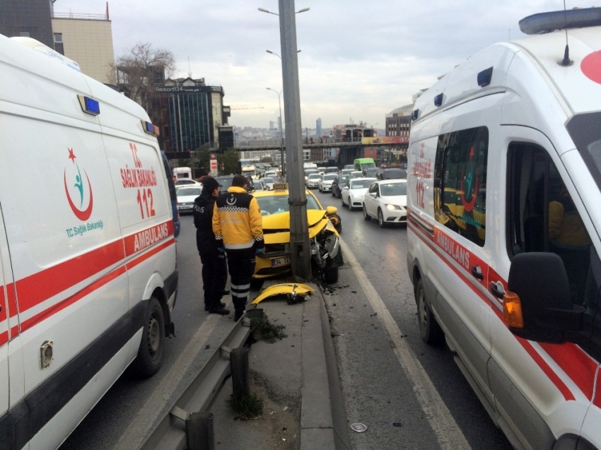 E-5’te ticari taksi aydınlatma direğine çarptı: 1 yaralı