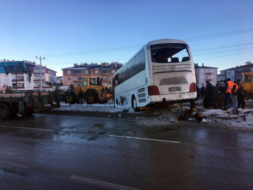 Öğrenci servisi devrildi: 3 ölü, 40 yaralı