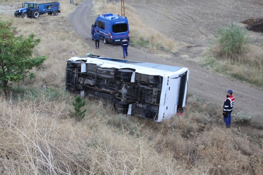 Öğrenci servisi devrildi: 20 yaralı