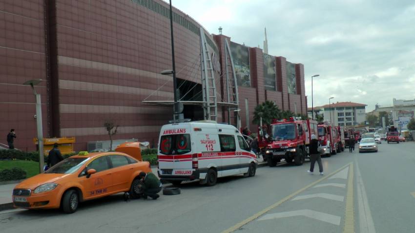 İstanbul’da AVM’de korkutan yangın