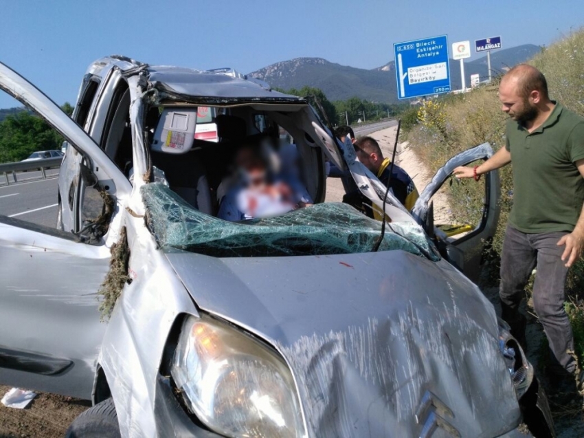 Bankete düşen otomobildeki 3 kişi yaralandı