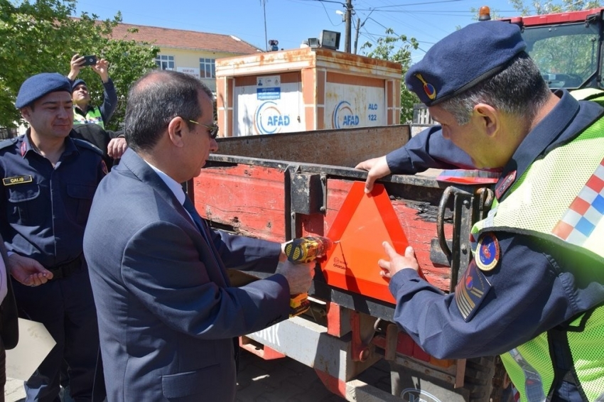 Trafik kazalarını önlemek amaçlı traktörlere reflektör takıldı