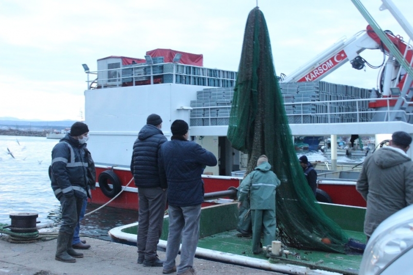 Balıkçılar limana boş kasalar ile dönüyor