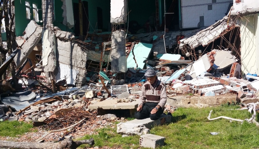 Teröristlerin bomba ile yıktığı evinin enkazında namaz kıldı