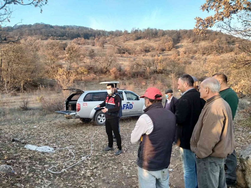 Define bulmak isterken kazdığı alanda mahsur kaldı