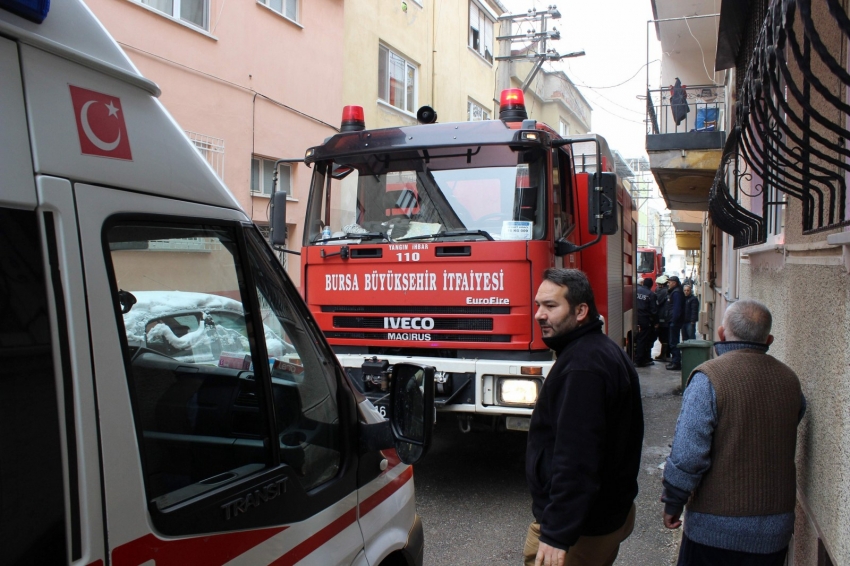 Bursa'da kahraman baba çocuklarını alevlerin arasından kurtardı