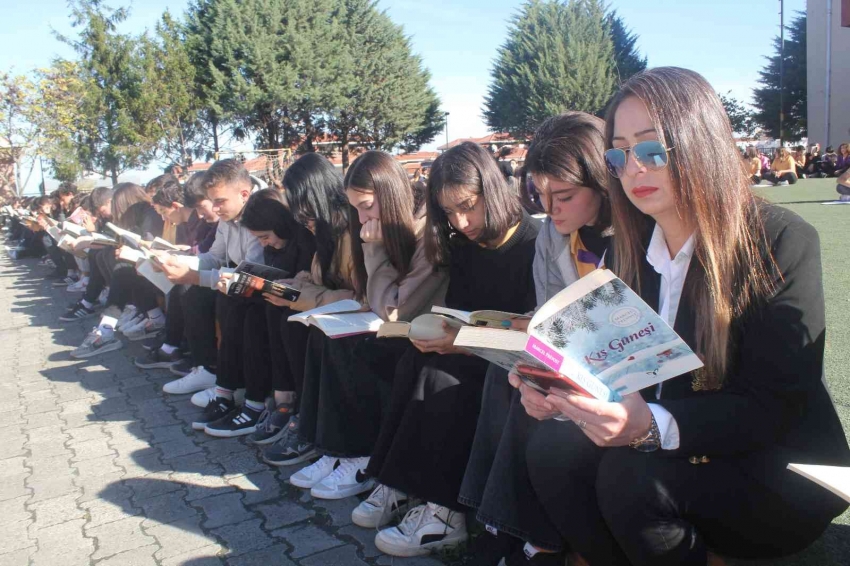 Bin öğrenci kitap okuma etkinliğinde bir araya geldi