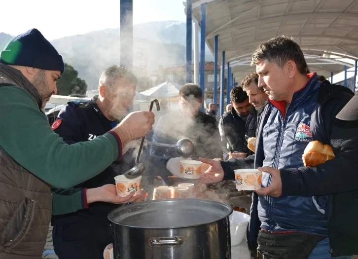 Babadağ Belediyesi geleneksel çorba hayrıyla esnafın içini ısıttı
