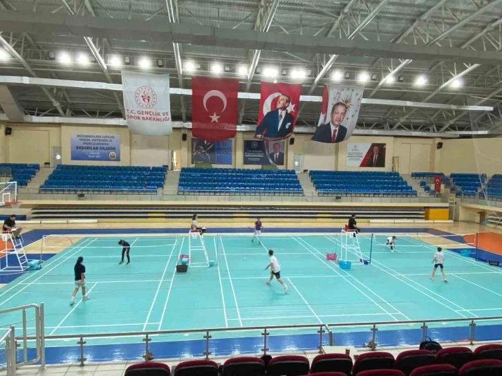 Badminton müsabakaları katılımcılar arasında dostane rekabetle oynandı
