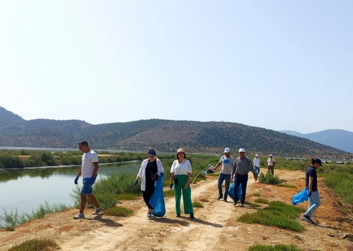 Bafa Gölü’nden bir kamyon çöp çıktı
