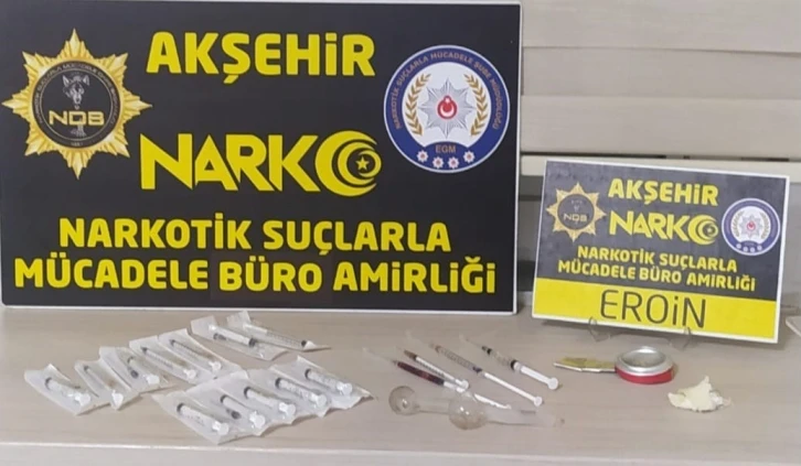 Bahçe arasında uyuşturucu kullanırken polise yakalandılar
