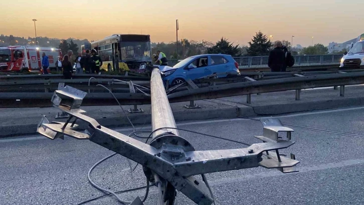 Bahçelievler’de İETT otobüsü aydınlatma direğine çarptı, devrilen direk hareket halindeki otomobilin üzerine düştü
