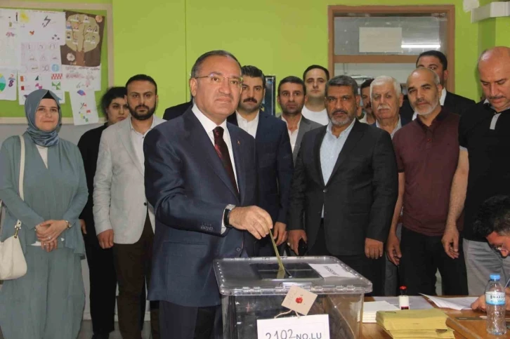 Bakan Bozdağ, oyunu Şanlıurfa’da kullandı
