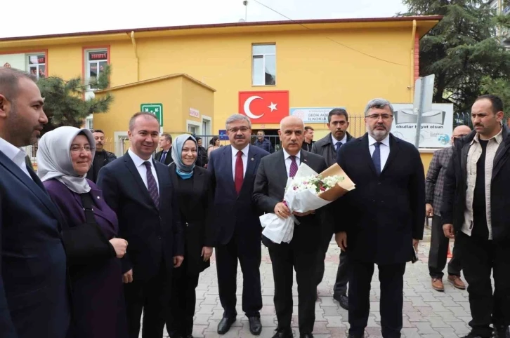 Bakan Kirişçi; “Altılı masa terör örgütleriyle işbirliği içerisinde”
