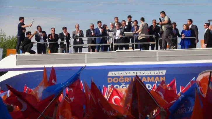 Bakan Nebati Silifke yoğurdu ikram edilince, "Biri yerken başkası bakmaz, sonra yiyeceğim" dedi
