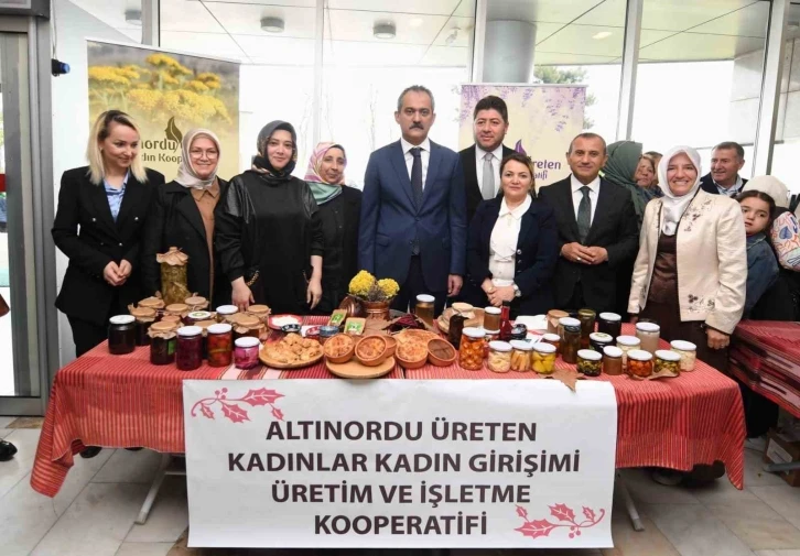 Bakan Özer: “Kadın kooperatiflerimizin üretmiş olduğu, bizim kullanabileceğimiz ürünleri bakanlık olarak satın almayı taahhüt ediyoruz”
