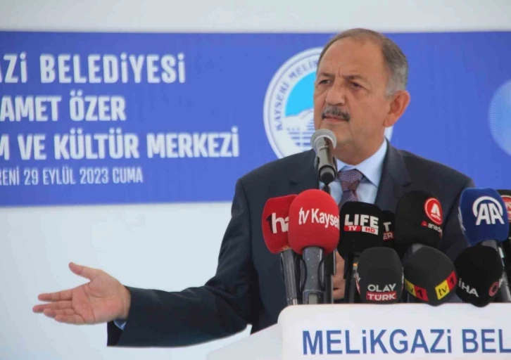 Bakan Özhaseki: "1 milyon 900 bin vatandaşımız evlerinin dışında"
