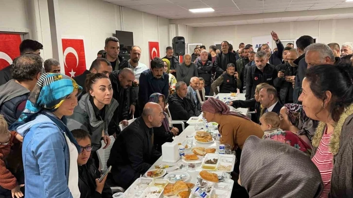 Bakan Soylu, İskenderun’da depremzedelerle iftarda buluştu
