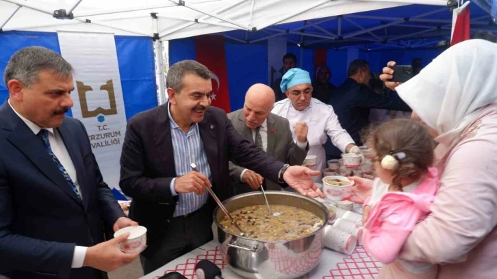 Bakan Tekin, Erzurum’da aşure dağıttı
