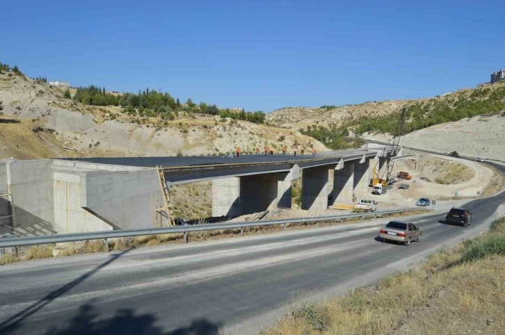 Bakan Uraloğlu Besni Viyadüğü’nde incelemelerde bulundu
