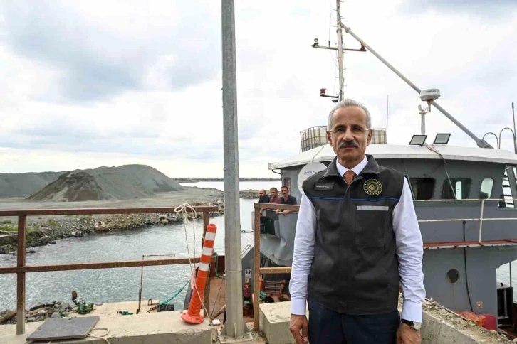 Bakan Uraloğlu: "2023 yılından bugüne kadar toplam 5 milyon 960 bin metreküp deniz dibi tarama faaliyeti gerçekleştirdik"

