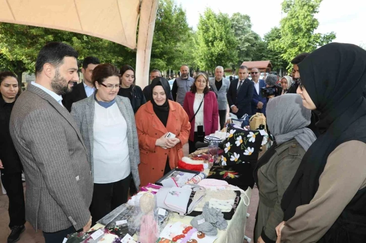 Bakan Yanık Kağıthaneli üreten kadınlarla bir araya geldi
