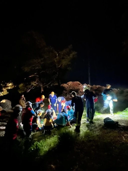 Bakan Yerlikaya: "Antalya’da teleferik vagonunda mahsur kalan 2 yaralının tahliye çalışmaları devam ediyor"
