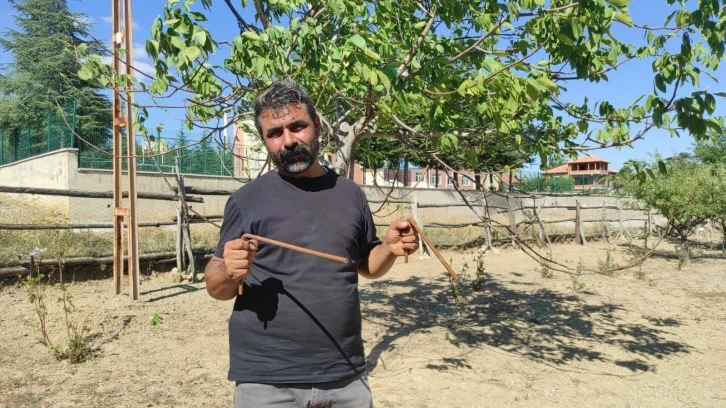 Bakır çubuklarla suyun izini sürüyor
