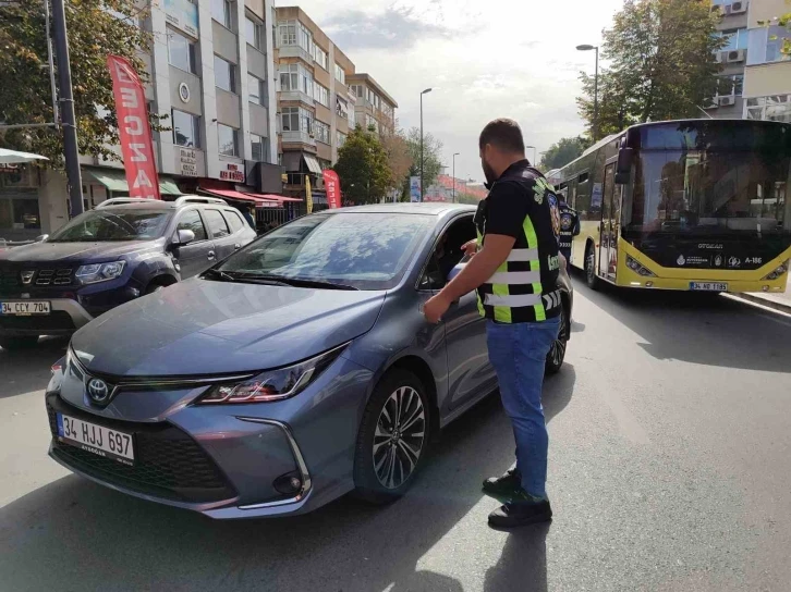 Bakırköy’de yayalara yol vermeyen sürücülere denetim
