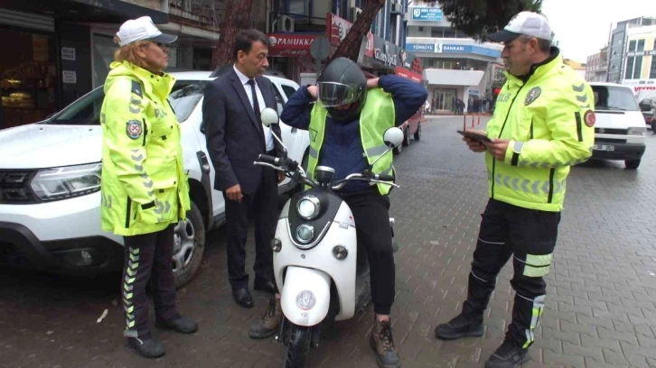 Balıkesir’de polis ceza için değil, yelek hediye etmek için durdurdu
