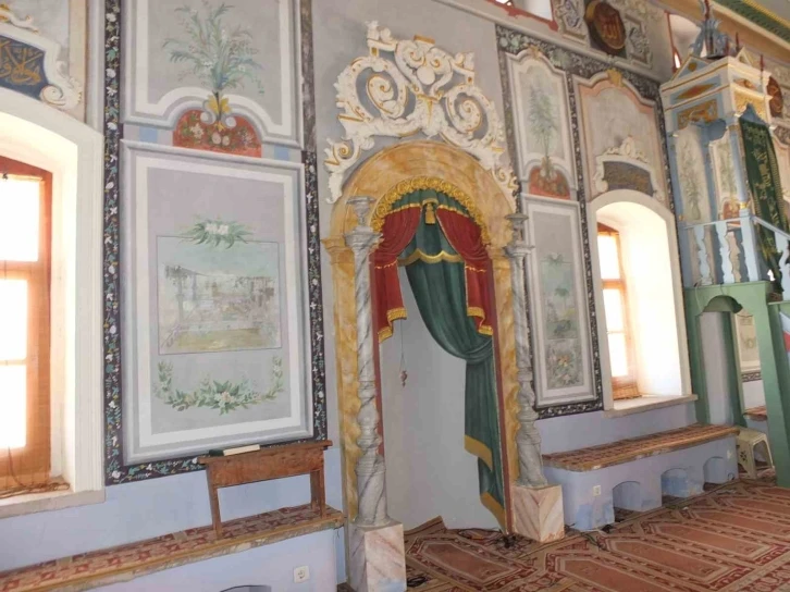 Balıkesir’de tarihi resimli cami ilgi odağı oldu
