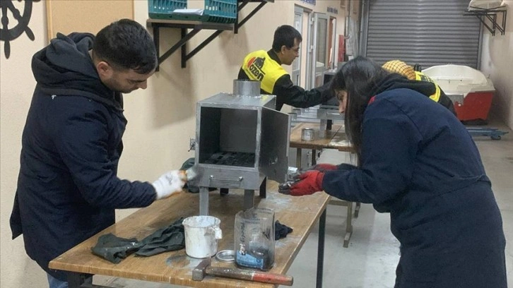 Balıkesir'deki meslek lisesinde depremzedeler için çadır sobası üretiliyor