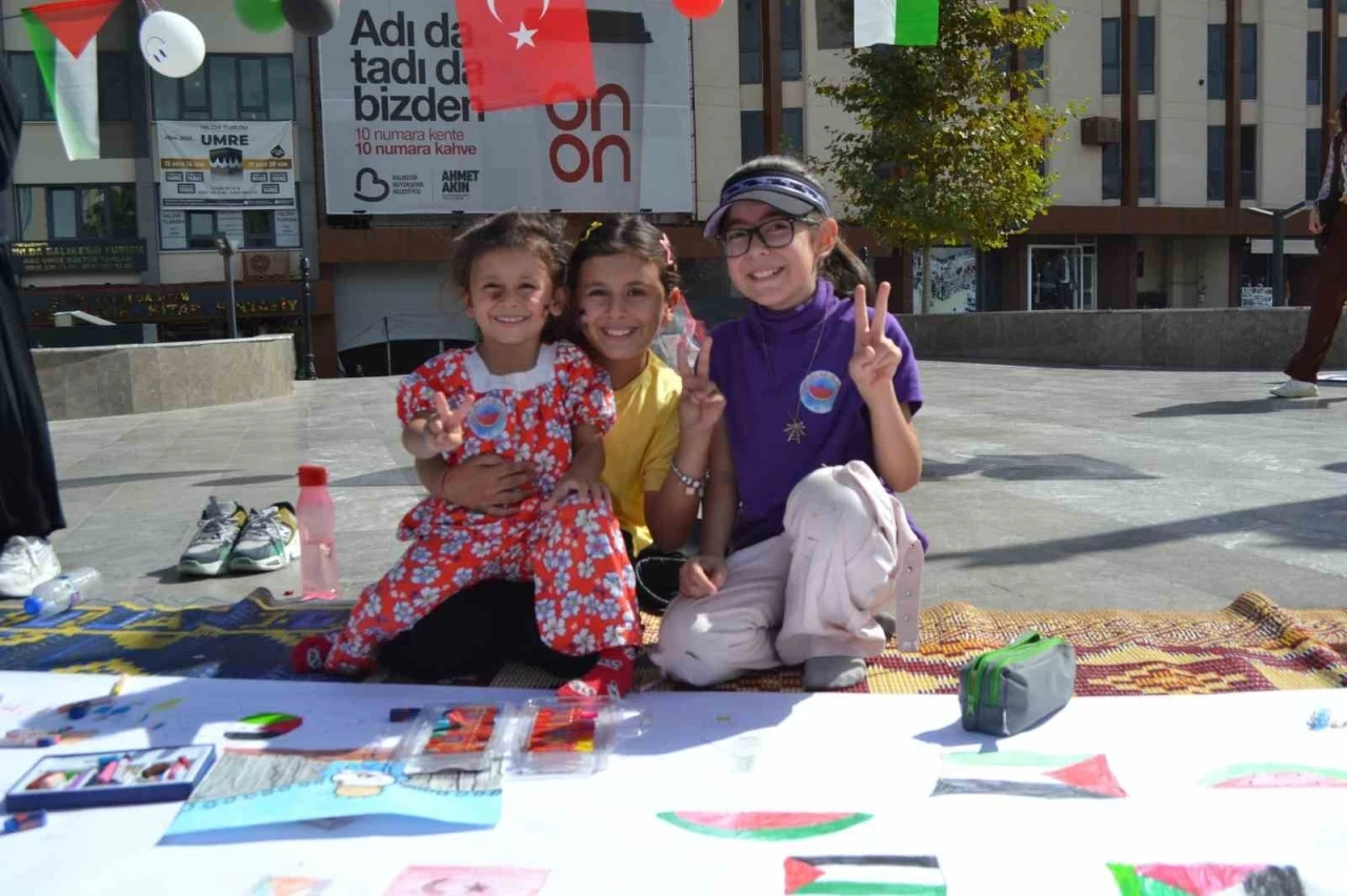 Balıkesirli çocuklar Filistinli kardeşleri için resim yaptı
