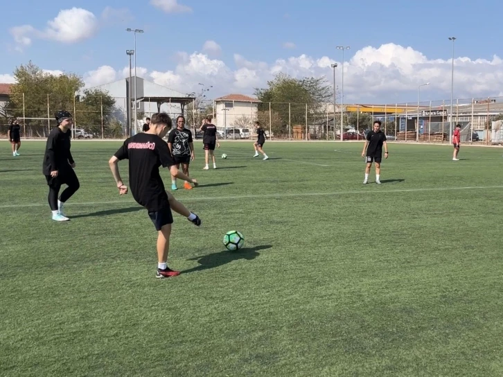 Bandırma’da geleceğin kadın futbolcuları seçmelerde ter döktü