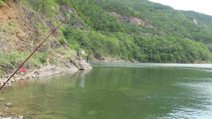 Baraj gölünde balık kafesleri yırtıldı, oltasını alan koştu
