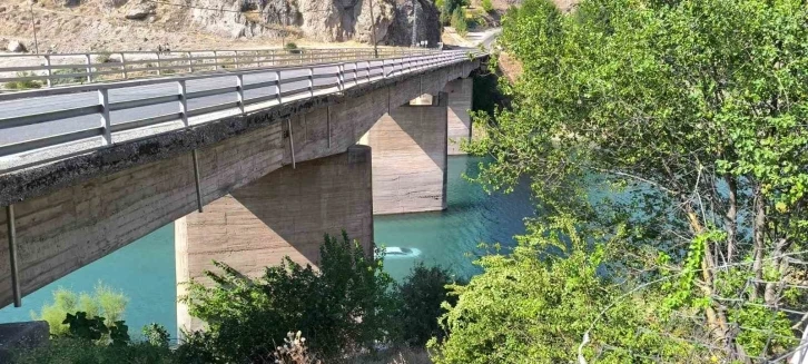 Baraj gölüne uçan araçtan inanılmaz kurtuluş
