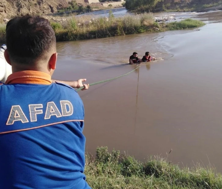 Baraj kapakları açılınca suya kapılan vatandaşın imdadına AFAD yetişti
