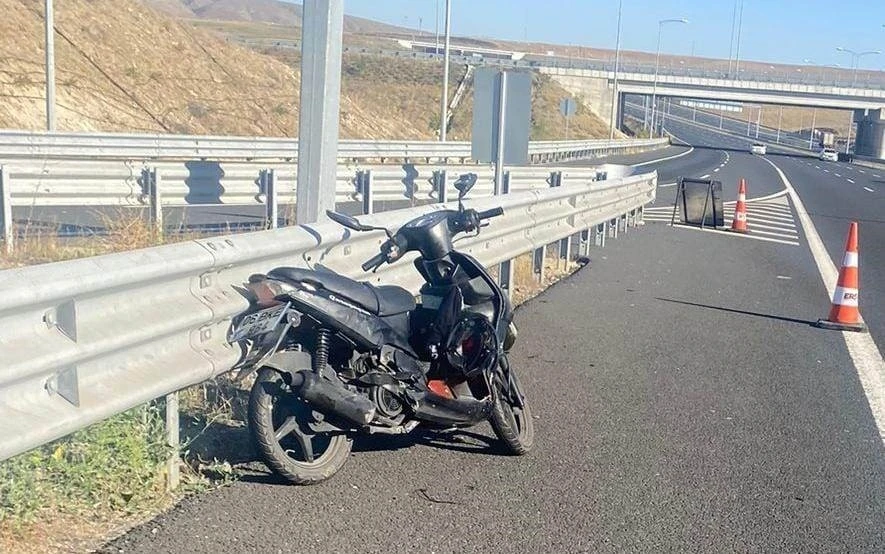 Bariyerlere çarpan motosikletin sürücüsü yaralandı
