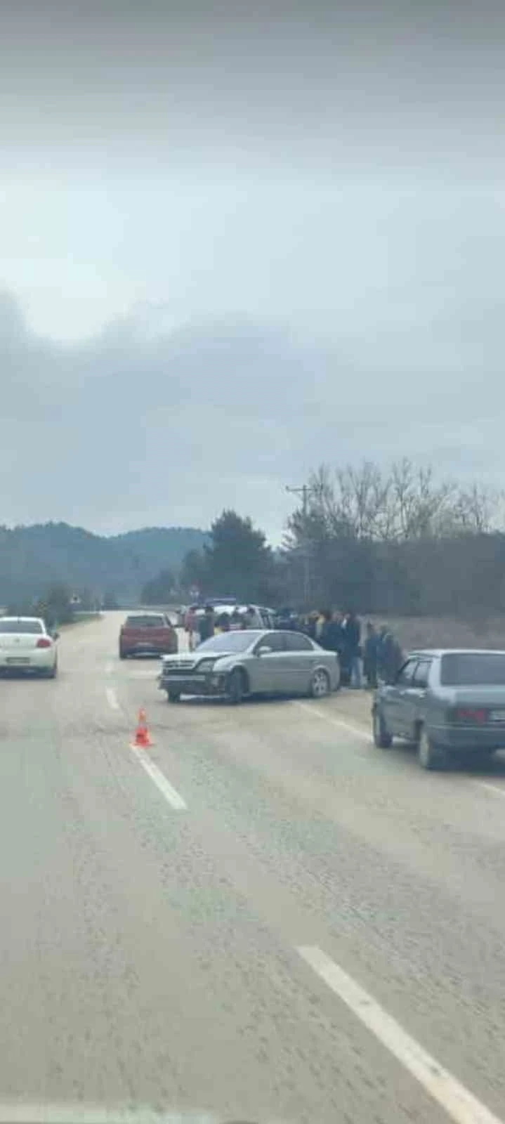 Bariyerlere çarpan otomobilin sürücüsü yaralandı
