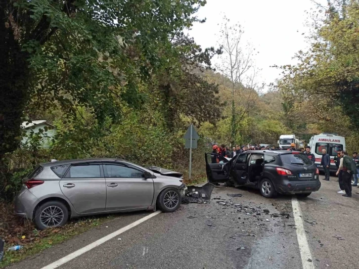 Bartın’da iki otomobil kafa kafaya çarpıştı: 1 ölü, 5 yaralı
