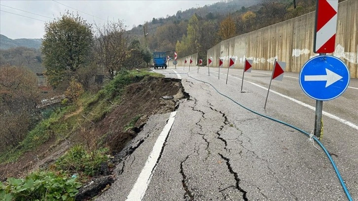 Bartın-Kastamonu kara yolunda heyelan meydana geldi