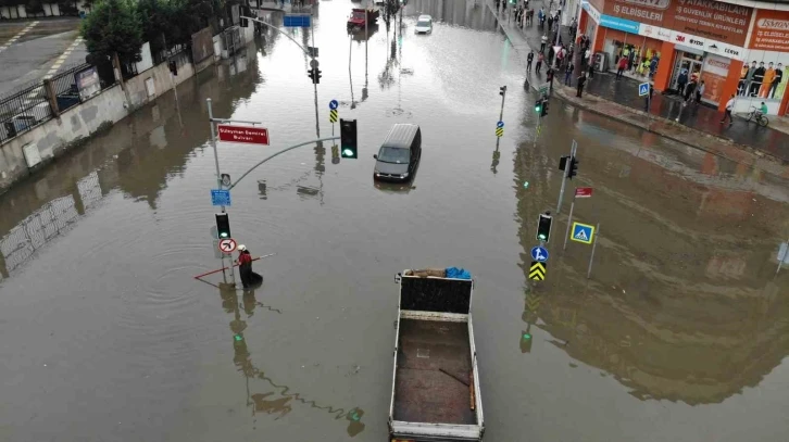 Başakşehir’de göle dönen yol havadan görüntülendi
