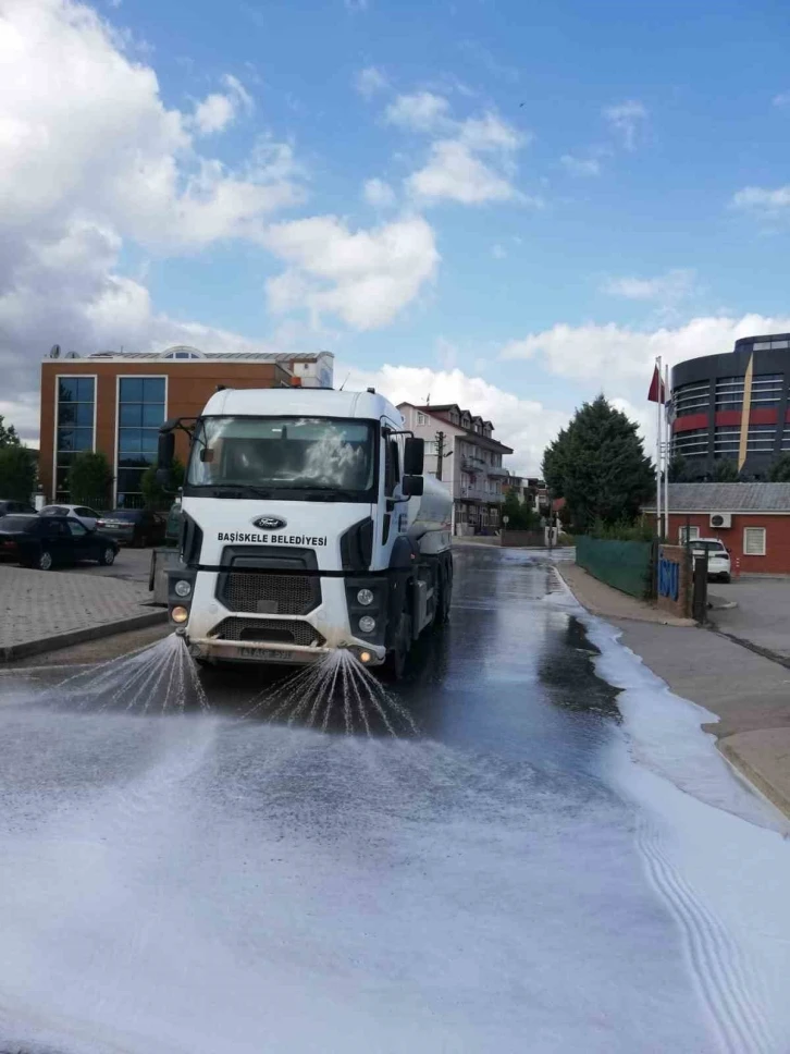 Başiskele’de yollar ve kaldırımlar temizleniyor
