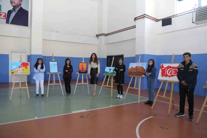 Başkale’de ‘Cumhuriyet’in 100. Yılı Resim Sergisi’ açıldı
